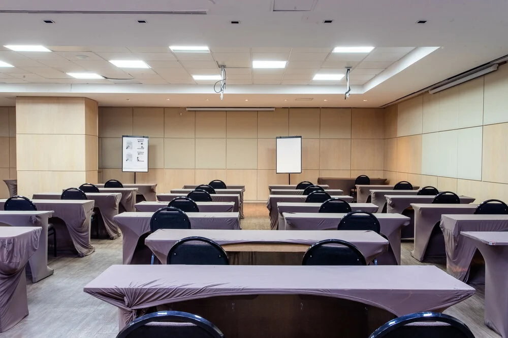Sala de eventos montada em formato escolar
