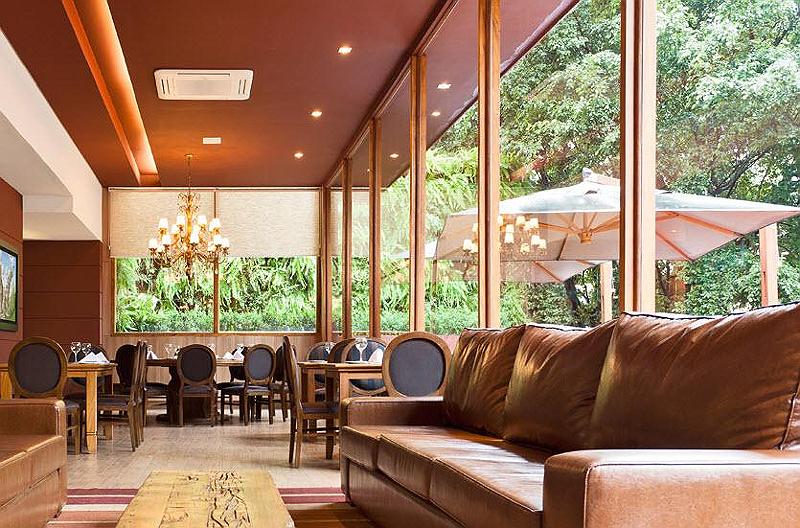 Sala de estar do hotel com vista para o jardim