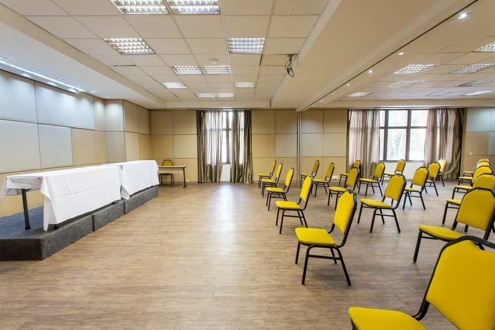 Sala de eventos montada em auditório