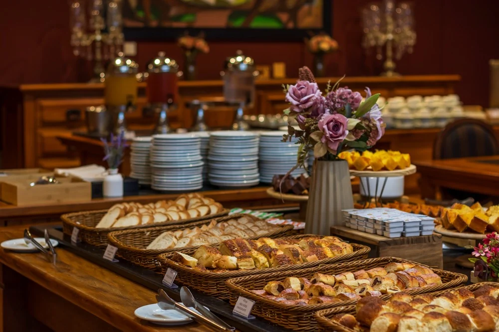 Buffet de café da manhã servido no hotel