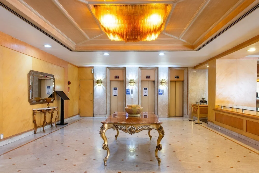 Lobby do hotel com hall dos elevadores